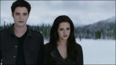 Qui est mort en sauvant Esme de la chute dans le ravin ?