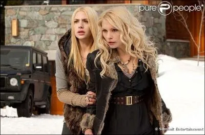 Que croit-elle alors en regardant Renesme ?