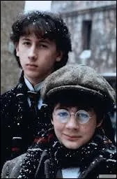 Ce film se passe au XIXe s, et raconte les dbuts d'un futur dtective, alors qu'il fait ses tudes et que d'tranges dcs surviennent en ville. La reconstitution est trs russie...