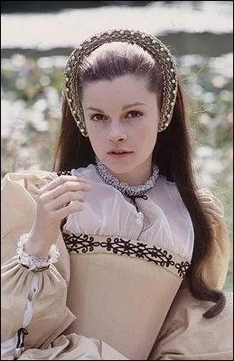 C'est aussi grce au talent d'une actrice que ce film reste encore visible aujourd'hui, celui de la toute jeune Genevieve Bujold, qui interprte l'une des pouses d'Henry VIII