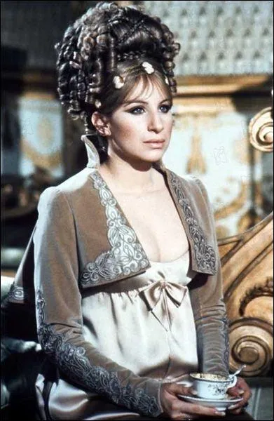 Ce film prsente une incroyable collection de costumes. L'histoire est celle d'une jeune femme dont un psychitre se rend compte qu'elle est une aristocrate anglaise rincarne...