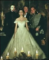 Ce film est une pure merveille visuelle et musicale pour ceux qui aiment le genre. Tir d'un roman de Gaston Leroux, il raconte l'amour impossible de la belle et de la bte...