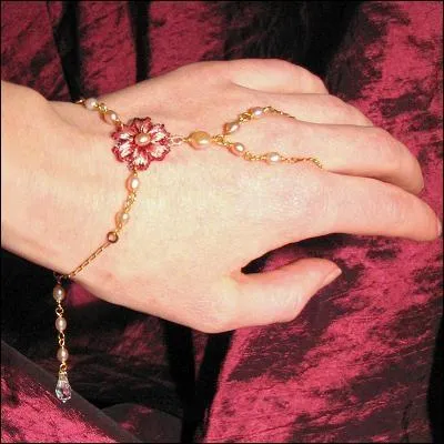 Que ne puis-je comme elle (... ) ce visage et (... ) cette main ! >