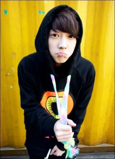 De quel groupe HyungSeok est-il le maknae ?