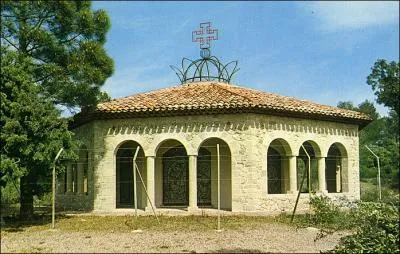 Comment appelle-t-on localement la chapelle Notre-Dame-de-Jrusalem, nom qui est celui du pote, graphiste, dessinateur et cinaste qui en conut les plans ?