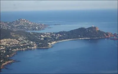 La ville est tablie entre deux massifs montagneux. Lesquels ?