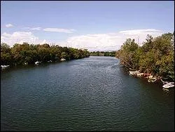 Un fleuve ctier, long d'un peu plus de 110 km, traverse la ville. Quel est son nom ?