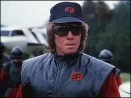 Vritable chasseur impitoyable charg d'liminer la rsistance, ce lieutenant dans l'arme des Visiteurs ne chme pas... Qui est-ce ?