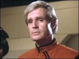 Lui et son jumeau sont de hauts grads Visiteurs, membres de la '5 colonne', un groupe secret qui combat les objectifs malsains de leurs congnres. Jous par le mme acteur, ces frres sont :