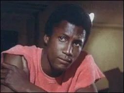 Ce barman tranquille n'a pas hsit  rejoindre les rangs de la rsistance, convaincu lui aussi des intentions belliqueuses des Visiteurs. Il se prnomme :