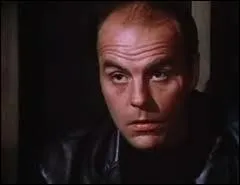 Ce rsistant hait par dessus tout les Visiteurs, c'est un mercenaire redoutable et efficace. Son individualisme et son enttement l'opposent souvent aux leaders rsistants. Qui est-ce ?