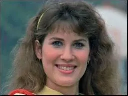 Cette jeune femme a perdu ses parents lors d'affrontements face aux Visiteurs. Elle tomba amoureuse d'un sduisant jeune officier Visiteur avec qui elle eut un enfant. Il s'agit de :