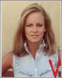 Cette ravissante jeune femme est le fruit de l'union d'une mre terrienne et d'un pre Visiteur. Surnomme  l'enfant  stellaire , elle possde un ADN unique et mme des pouvoirs. Elle se prnomme :