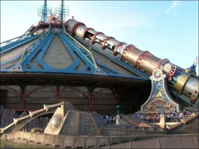 Dans quel parc peut-on se retrouver catapult vers la lune en montant  bord du Space Mountain ?