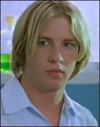 Dans quel pisode Lewis met-il au point un acide amin permettant aux filles de ne pas devenir humides ? 