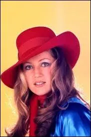 Qui porte ce chapeau rouge ?