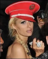 Qui porte cette casquette rouge ?