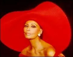 Qui porte cette capeline rouge ?