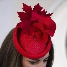 Qui est sous ce bibi rouge ?