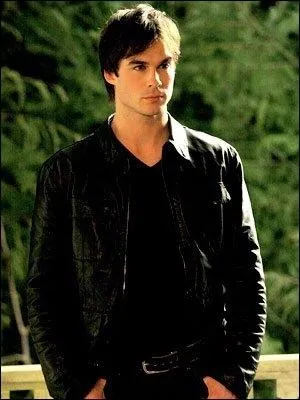 Comment Damon s'habille-t-il souvent ?