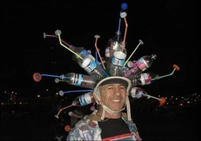 Voici un chapeau tout  fait original et de bon ton pour la fte. Pourquoi est-il de bon ton ?