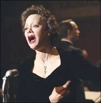 Qui incarne avec talent et motion une mouvante  Edith Piaf  dans le film ralis par Olivier Dahan   la Mme   ?