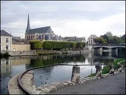 Nous nous rendons  Nemours, o les habitants portent le nom de ...