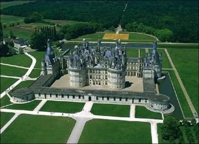 Quel est l'intrus parmi ces célèbres châteaux du royaume de France ?