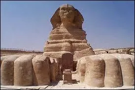Long de 73 m, haut de 20 m et large de 14 m, il a une tte de pharaon sur un corps de lion.