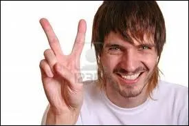 On peut admirer la Victoire de Samothrace au palais du Louvre à Paris. Quelles particularités la caractérisent ? (voir le lien dans les commentaires)