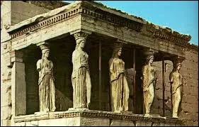 Une statue qui sert de pilier est appelée...