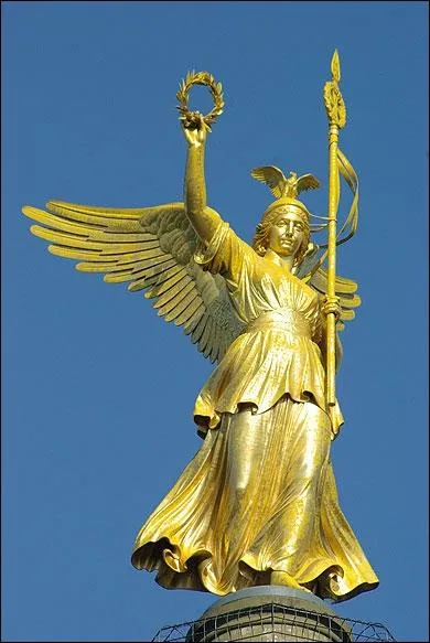 Dans quelle ville se trouve la ''Colonne de la Victoire'' commémorant les succès guerriers de ce pays de 1864 à 1870 ?