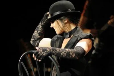 Comment dit-on : Porter la main au chapeau ou mettre la main au chapeau ?