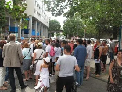 Ses habitants sont les Grenoblois. Combien sont-ils environ ?