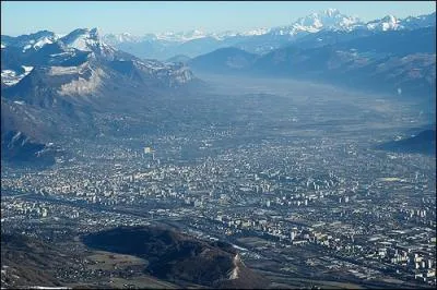 La ville est entoure de montagnes. Quel crivain, qui y est n en 1783, disait en parlant d'elle :  Au bout de chaque rue, une montagne  ?