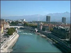 La rivire Isre traverse Grenoble. Quel affluent rive gauche reoit-elle  la sortie de la ville ?