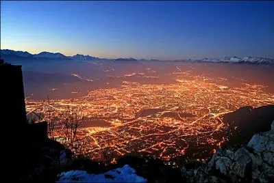 Grenoble est construite sur l'emplacement d'un lac existant  cet endroit il y a une dizaine de milliers d'anne, ce qui lui vaut la rputation d'tre la ville...