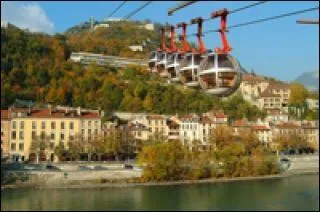 Comment s'appelle la colline qui domine Grenoble, o l'on peut visiter un ancien fort militaire inscrit aux Monuments Historiques ?