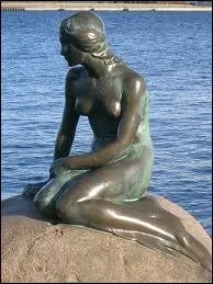 La Petite Sirène se trouve dans le port de Copenhague. Elle est une héroïne d'un conte...