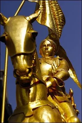 Vous pouvez voir sur la photo une statue équestre dorée qui se trouve à Paris (place des Pyramides). Quel parti politique a l'habitude de défiler près de cette statue chaque 1er mai ?