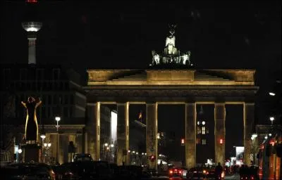 La porte de Brandebourg est un lieu très célèbre et d'une grande importance pour le peuple allemand. De quoi est-elle ornée à son sommet ?