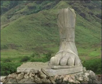 Ce grand pied de statue n'a trangement que quatre doigts... On l'a repr dans quelle saga ?
