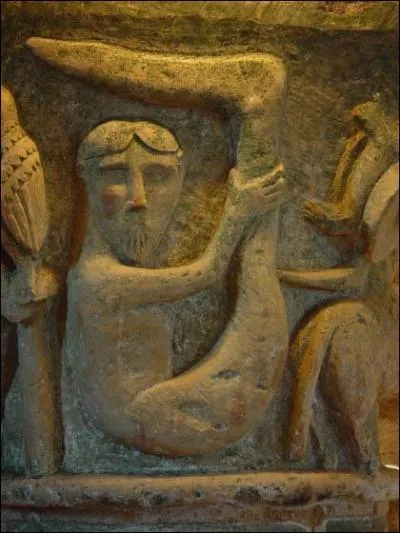 Ce personnage sculpt dans une glise a manifestement un trs grand pied, qu'il porte  en ombrelle  dirait-on ! La symbolique suppose de cela est ?