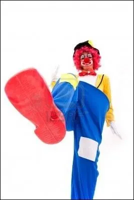 On baguenaude dans les bois avec Mdor, on cherche la baballe + souvent qu' son tour, et on ramne avec nous celle qui visse sa tte dans le speck pour picoler  la Dracula avant qu'on ne lui fasse un Louis XVI