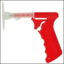 L't, dnud, relax, on s'rgale dans l'jardin, quand surgit la nntte  taille fine en salopette raye fluo qui va nous pourrir l'ambiance, car malgr son cm de taille, on a PEURRR