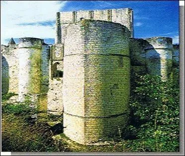 Cette forteresse se compose d'un donjon rectangulaire du XIe siècle protégé par des murailles défensives. Elle est un véritable bastion en forme de proue. De quelle oeuvre architecturale s'agit-il ?