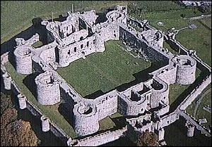 Un parfait exemple de symétrie. La base du château est un carré pourvu de tours rondes aux quatre angles et de portes fortifiées au centre de 2 côtés. Où se situe Beaumaris ?