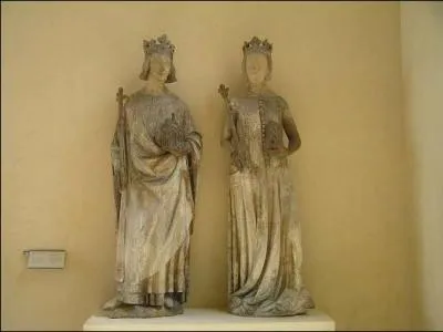 Un vrai portrait d'un roi (1338-1380) apparaissant en saint Louis. Il est accompagné de son épouse Jeanne de Bourbon. Cette statue fut sculptée en 1375 pour le portail des Quinze-Vingts.
