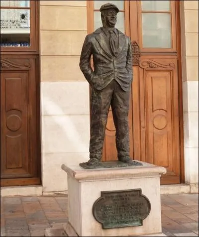Quelle personnalit ne  Toulon en 1883, est reprsente grandeur nature par cette statue situe rue Racine, ct gauche du Thtre-Opra ?