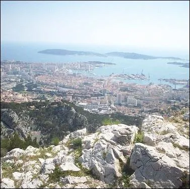 Quel sommet calcaire, faisant partie des monts toulonnais surplombe de ses 584 mtres la cit ?